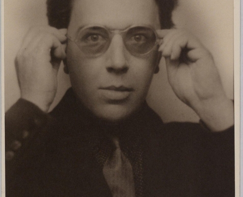 André Breton, Portrait d'André Breton aux lunettes, entre 1924 et 1929, 16,8 x 21,7 cm, épreuve gélatino-argentique, photomaton