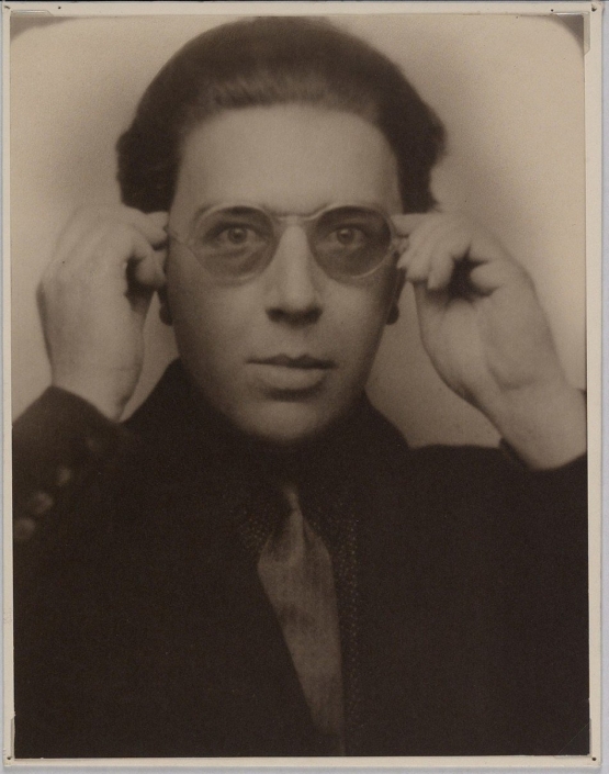 André Breton, Portrait d'André Breton aux lunettes, entre 1924 et 1929, 16,8 x 21,7 cm, épreuve gélatino-argentique, photomaton