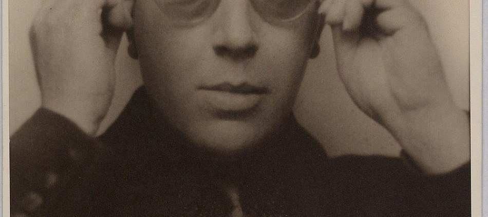 André Breton, Portrait d'André Breton aux lunettes, entre 1924 et 1929, 16,8 x 21,7 cm, épreuve gélatino-argentique, photomaton